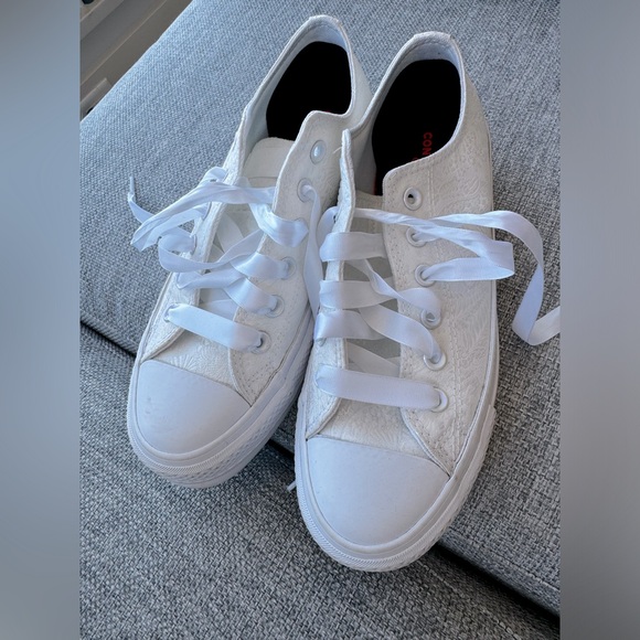 Bridal Converse Shoes Women’s Size 8.5 - Picture 1 of 4
